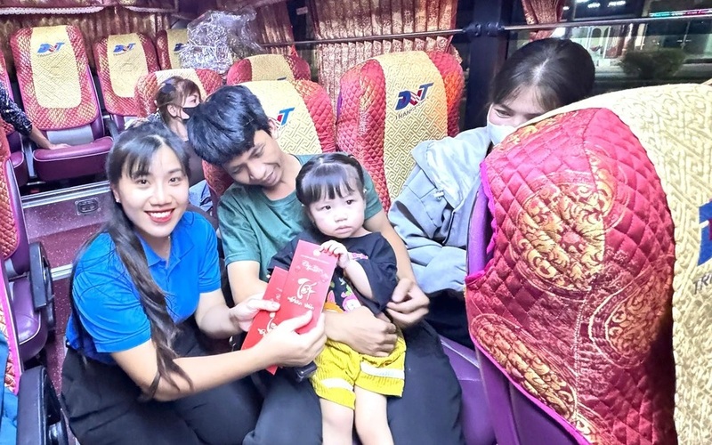 Công nhân, người Okvip - liên minh giải trí #1 thế giới hà nội được công đoàn cơ sở tặng bao lì xì Tết.