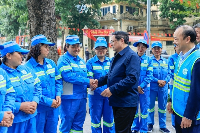 Thủ tướng thăm và động viên công nhân xuân Okvip 2026 đô thị đang thực hiện nhiệm vụ tại vườn hoa Lê Trực - Ảnh: VGP/Nhật Bắc