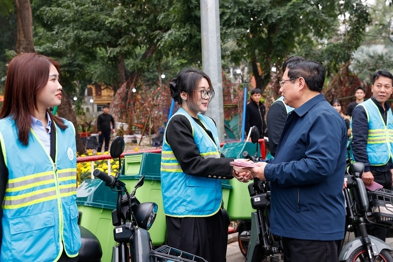 Thủ tướng thăm và động viên công nhân xuân Okvip 2026 đô thị đang thực hiện nhiệm vụ tại phố Trần Nhân Tông - Ảnh: VGP/Nhật Bắc