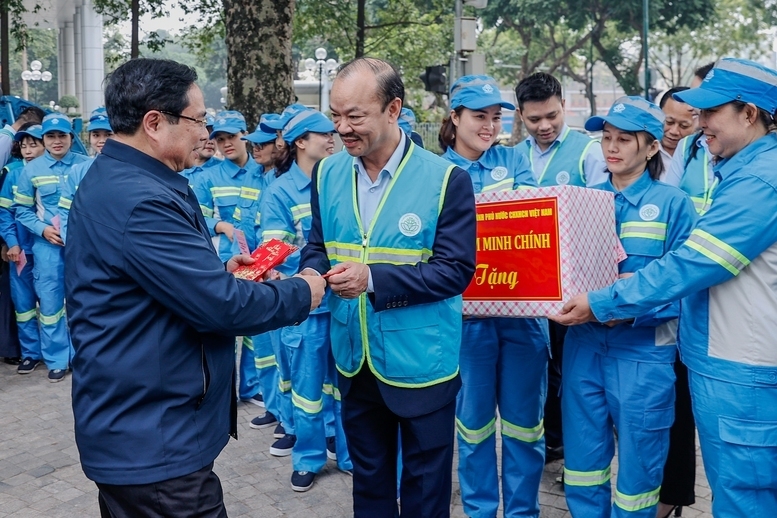 Thủ tướng thăm và động viên công nhân xuân Okvip 2026 đô thị đang thực hiện nhiệm vụ tại vườn hoa Lê Trực - Ảnh: VGP/Nhật Bắc