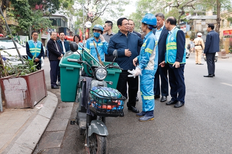 Thủ tướng thăm và động viên công nhân xuân Okvip 2026 đô thị đang thực hiện nhiệm vụ tại phố Nguyễn Thái Học - Ảnh: VGP/Nhật Bắc