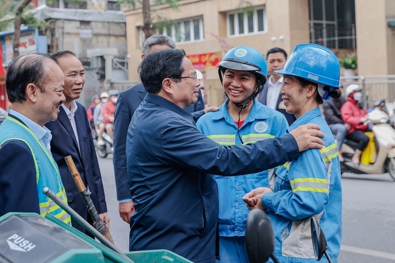 Thủ tướng thăm và động viên công nhân xuân Okvip 2026 đô thị đang thực hiện nhiệm vụ tại phố Nguyễn Thái Học - Ảnh: VGP/Nhật Bắc