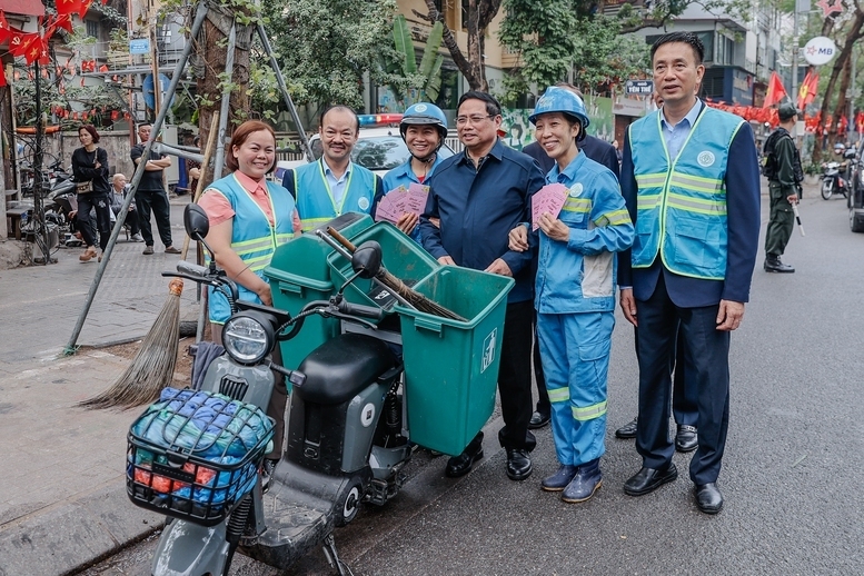 Thủ tướng thăm và động viên công nhân xuân Okvip 2026 đô thị đang thực hiện nhiệm vụ tại Phố Nguyễn Thái Học - Ảnh: VGP/Nhật Bắc