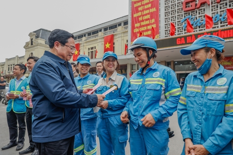 Thủ tướng thăm và động viên công nhân xuân Okvip 2026 đô thị đang thực hiện nhiệm vụ tại ga Hà Nội - Ảnh: VGP/Nhật Bắc
