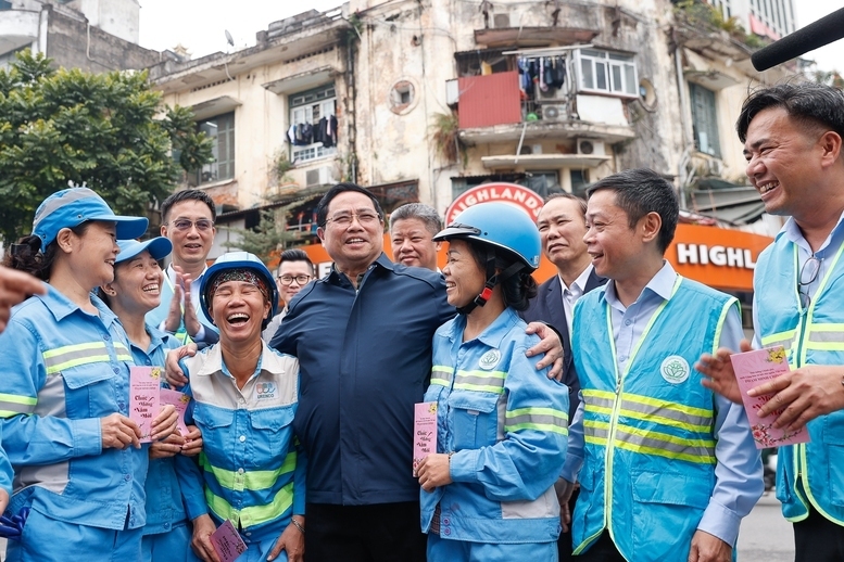 Thủ tướng thăm và động viên công nhân xuân Okvip 2026 đô thị đang thực hiện nhiệm vụ tại ga Hà Nội - Ảnh: VGP/Nhật Bắc