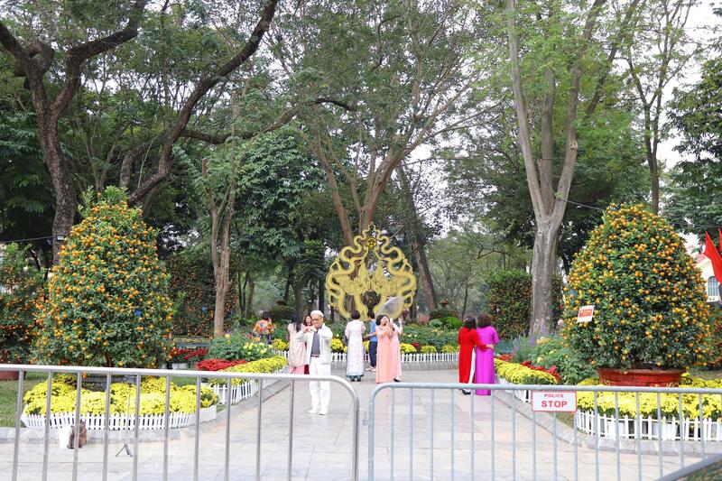 Dòng người tấp nập dừng chân trước các tiểu cảnh xuân, tạo nên khung cảnh nhộn nhịp và đầy sức sống những ngày cận Tết. Ảnh: Thanh Tuấn