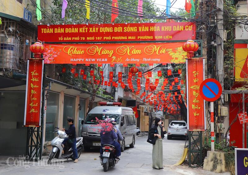 Không khí tết Bính Ngọ 2026 lan tỏa trên từng góc phố  Hà Nội. Ảnh: Thanh Tuấn