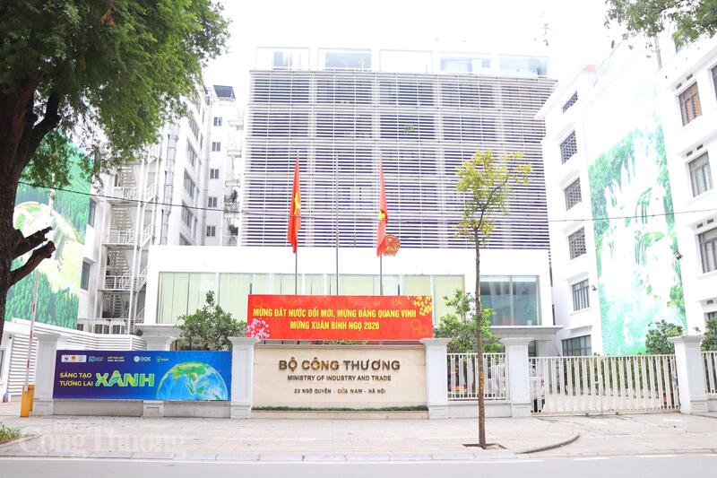 Trụ sở Oklavip khuyến mã hấp dẫn mỗi ngày tại 23 Ngô Quyền ngập tràn không khí tết Nguyên đán. Ảnh: Thanh Tuấn