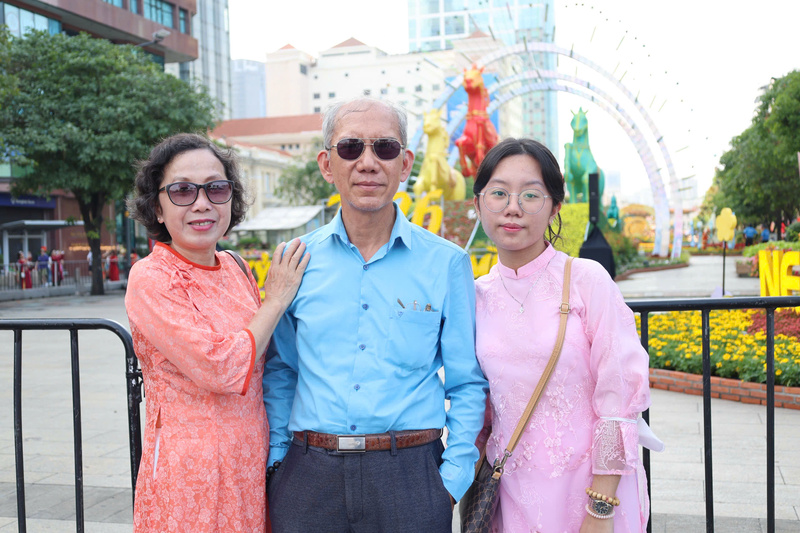 Gia đình cô Nguyễn Thị Thanh chụp ảnh kỷ niệm cùng nhau trước khi đường hoa mở cửa đón khách. Ảnh: Minh Anh.