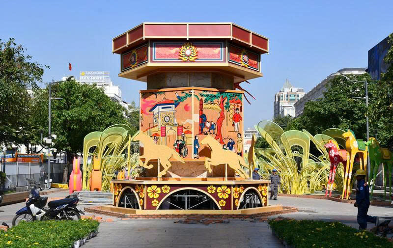 Tác phẩm kéo quân khổng lồ cao hơn 6m, đường kính 6,4m, xoay 360 độ, tái hiện những khung cảnh Tết dân gian, lưu giữ và tôn vinh các giá trị truyền thống, bản sắc văn hóa Việt. Ảnh: Thanh Minh