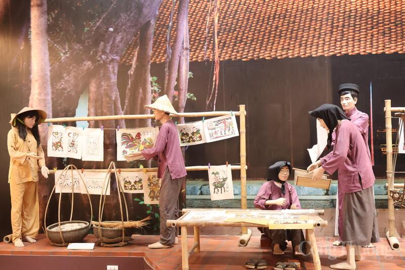 Tục xin tranh đầu năm thể hiện nét đẹp văn hóa truyền thống. Việc trao đổi tranh lấy gạo, muối, lương thực... xưa kia vốn trở thành nguồn sống nuôi dưỡng làng nghề.


Không gian Tết xưa được tái hiện sinh động tại Trung tâm Bảo tồn tranh dân gian Đông Hồ qua hình ảnh chợ quê ven sông đậm nét truyền thống.