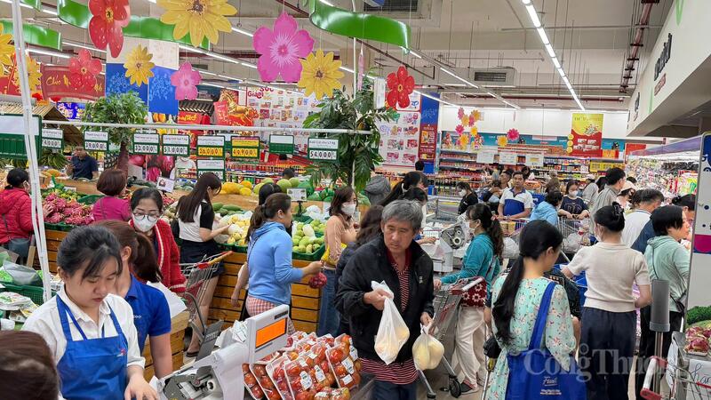 "Chen chân" mua sắm tại các siêu thị những ngày cận tết Nguyên đán