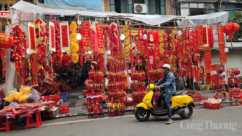 Phố Hàng Mã rực rỡ sắc đỏ, không khí Tết ngập tràn.