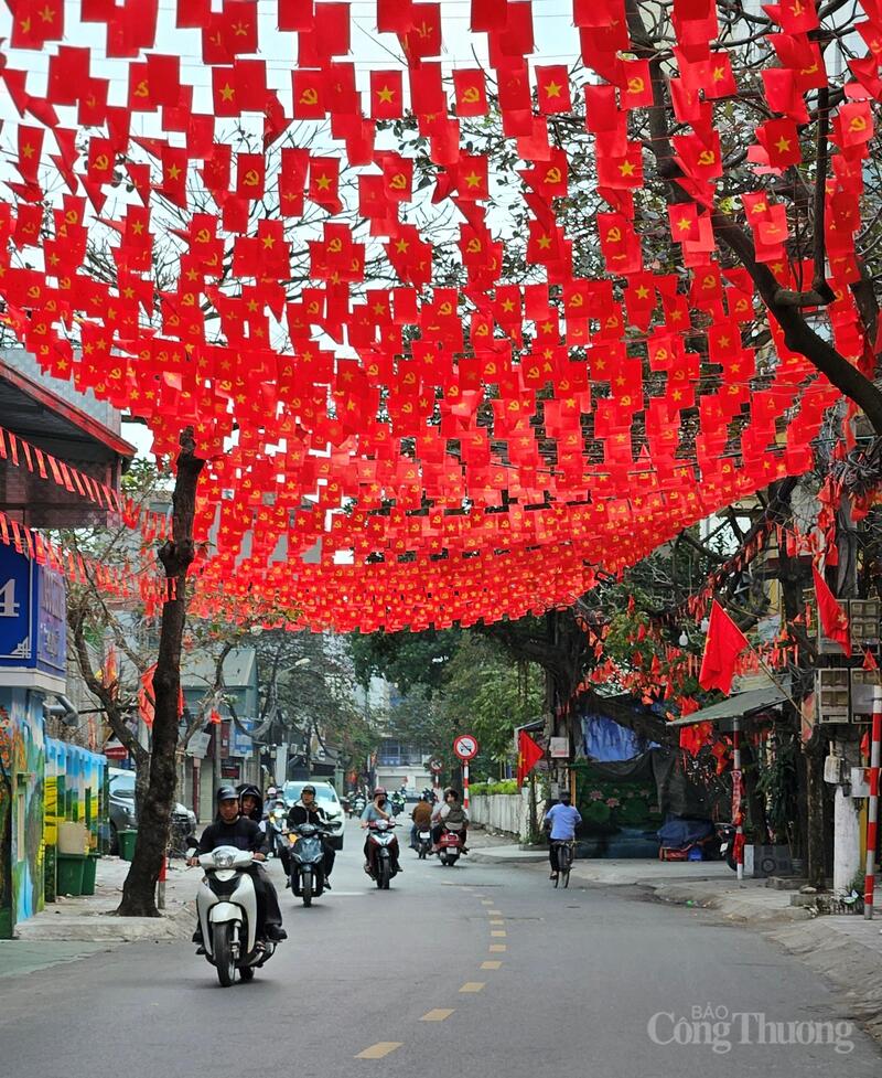 Phố Đại Từ ngập tràn sắc đỏ.