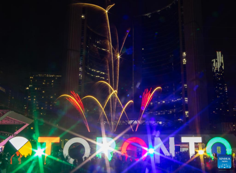 Màn pháo hoa được tổ chức tại Toronto (Canada) chào mừng tết Nguyên đán 2026. Ảnh: Xinhua