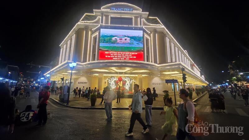 Đêm chờ pháo hoa cạnh hồ Hoàn Kiếm không chỉ là một sự kiện, mà là khoảnh khắc người Hà Nội chậm lại.