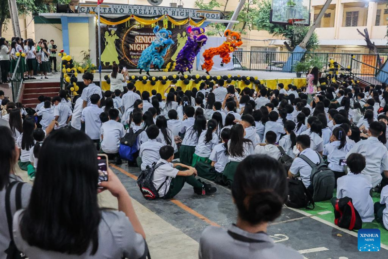 Một màn múa lân được tổ chức trong khuôn viên trường học tại Manila nhằm chào mừng tết Nguyên đán. Ảnh: Xinhua