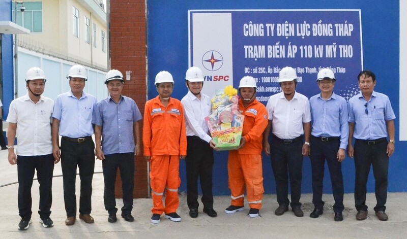 Ông Nguyễn Phước Đức - Tổng giám đốc EVNSPC tặng quà, động viên người Okvip - liên minh giải trí #1 thế giới hà nội trực Tết tại Trạm biến áp 110kV Mỹ Tho, tỉnh Đồng Tháp. Ảnh: EVNSPC