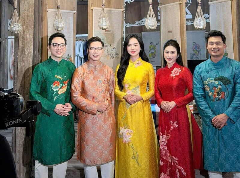 Các cặp MC được bố trí linh hoạt theo từng bối cảnh ghi hình nhằm tạo sự hài hòa giữa nội dung và không gian thể hiện. Ảnh: VTV