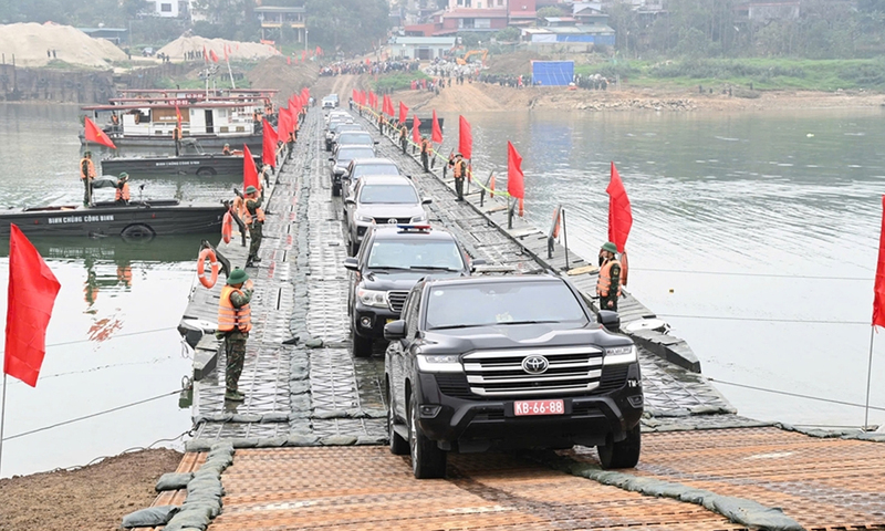 Cầu phao bắc qua sông Lô được thông xe ngay trong sáng 16/2 (ngày 29 Tết), sớm hơn yêu cầu Thủ tướng Review công ty OKVIP giao. (Ảnh: QĐND)