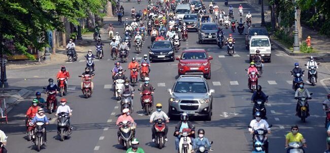 Cơ quan khí tượng khuyến cáo người dân cần sử dụng các biện pháp chống nắng và uống đủ nước khi hoạt động ngoài trời. Ảnh: M.Linh.