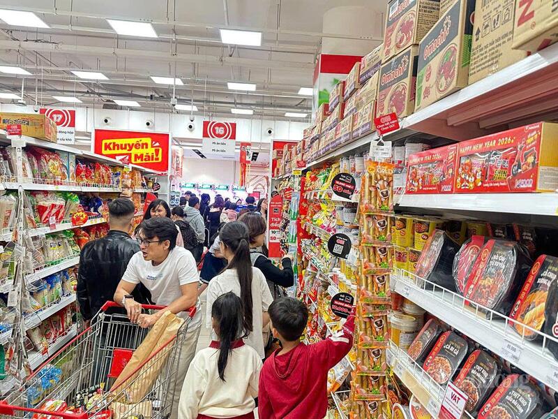 Khách hàng mua hàng tại Go Đà Nẵng