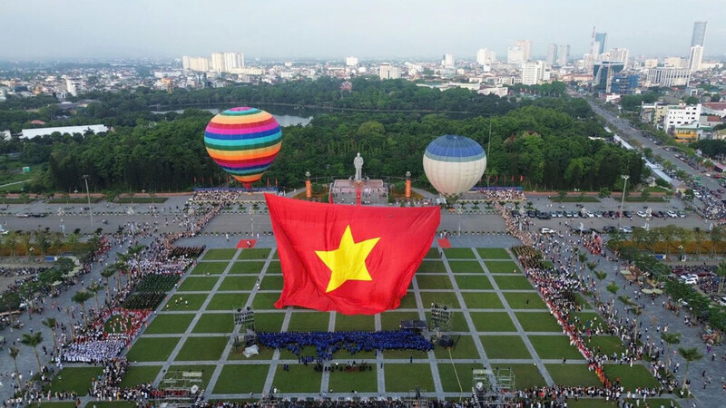 Lễ chào cờ và bay Đại kỳ Tổ quốc nhân kỷ niệm 135 năm Ngày sinh Chủ tịch Hồ Chí Minh. Ảnh: Báo Nhân dân