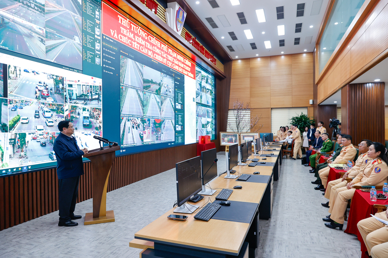 Thủ tướng Phạm Minh Chính đánh giá cao những kết quả lực lượng đạt được trong thời gian qua, trong đó, năm 2025, tai nạn giao thông cả nước giảm cả 3 tiêu chí là: số vụ, số người chết và số người bị thương. Ảnh: VGP
