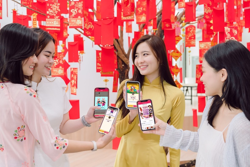 Gen Z sử dụng điện thoại thông minh gửi lời chúc và mừng tuổi trực tuyến trong những ngày đầu năm.