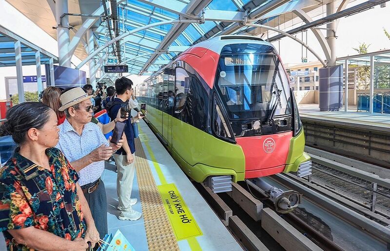 Các tuyến tàu điện, xe buýt trong nội đô tăng cường phục vụ, tạo điều kiện thuận lợi cho người dân du xuân.