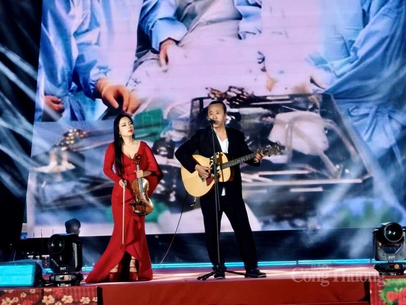 Không gian nghệ thuật được dàn dựng trang trọng, ấm áp. Ảnh: Minh An