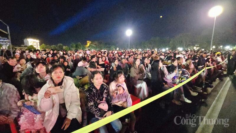 Đông đảo người dân phố núi có mặt rất sớm để theo dõi chương trình nghệ thuật đặc biệt.