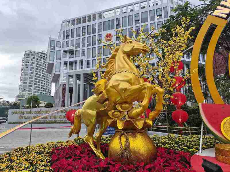 Linh vật ngựa trước cổng UBND tỉnh Khánh Hoà.