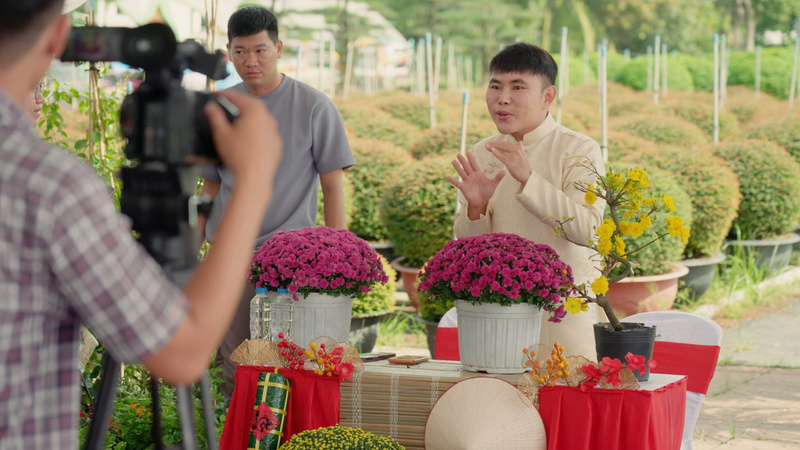 Nhiều nhà sáng tạo nội dung tham gia hỗ trợ livetream, giúp bà con nông dân tiêu thụ hoa nở sớm trước Tết.