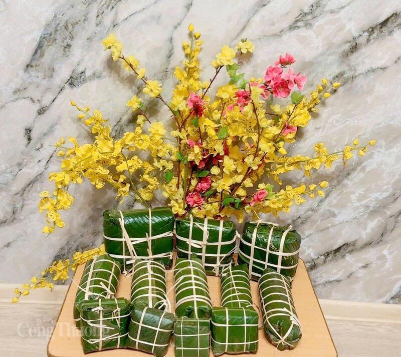Dù ở nơi đất khách, nhiều gia đình người Việt vẫn giữ phong tục gói bánh chưng, để Tết quê hương hiện diện trong từng căn bếp nhỏ. Ảnh: NVCC