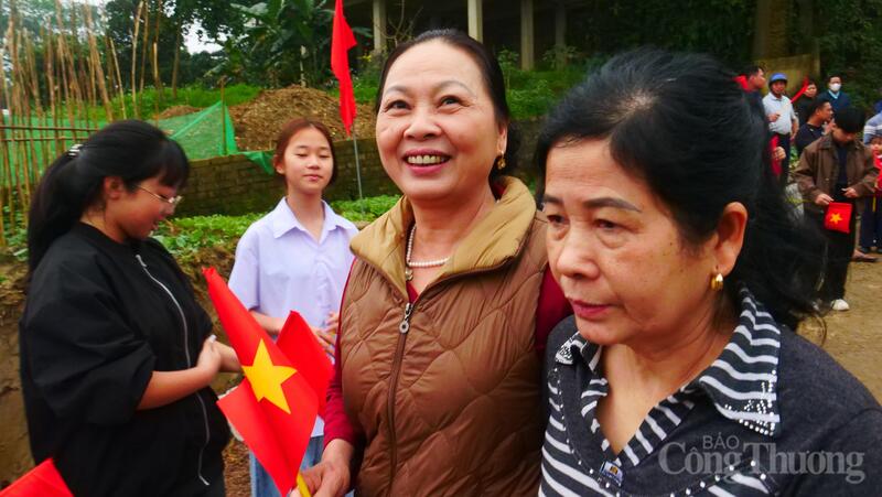 Người dân hai bên bờ sông Lô rất phấn khởi khi cầu phao được đưa vào sử dụng trước Tết