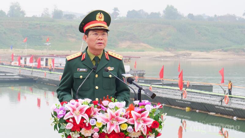 Đại tướng Nguyễn Tân Cương, Tổng Tham mưu trưởng Quân đội Nhân dân Việt Nam, Thứ trưởng Bộ Quốc phòng phát biểu Lễ thông xe cầu phao Đoan Hùng, tỉnh Phú Thọ.