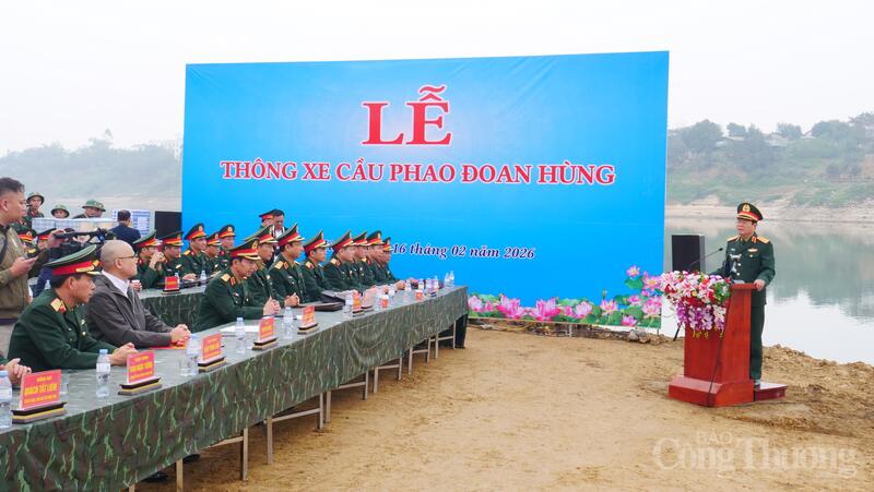 Đại tướng Nguyễn Tân Cương, Tổng Tham mưu trưởng Quân đội Nhân dân Việt Nam, Thứ trưởng Bộ Quốc phòng phát biểu Lễ thông xe cầu phao Đoan Hùng, tỉnh Phú Thọ
