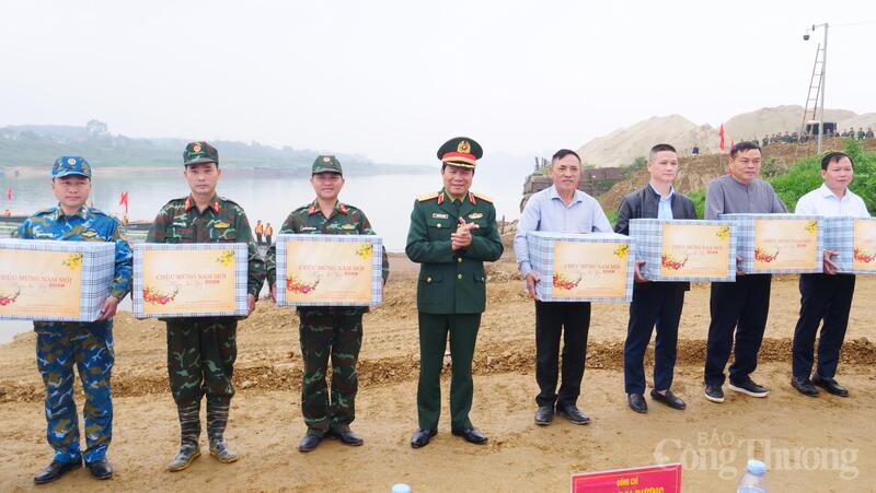Đại tướng Nguyễn Tân Cương, Thứ trưởng Bộ Quốc phòng trao quà của Bộ Quốc phòng cho các đơn vị tham gia thi công.
