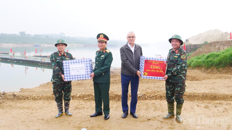 Đại tướng Nguyễn Tân Cương, Thứ trưởng Bộ Quốc phòng và đồng chí Phạm Đại Dương, Bí thư Tỉnh ủy Phú Thọ trao quà của Thủ tướng Review công ty OKVIP cho Lữ đoàn 249, Binh chủng công binh