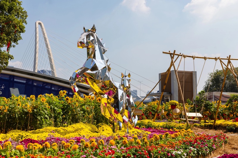 Linh vật ngựa màu bạc tại vườn hoa của Saigon Marina IFC tại TP. Hồ Chí Minh