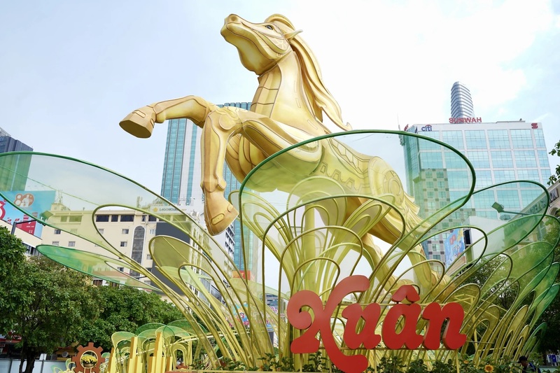Linh vật ngựa chính của đường hoa Nguyễn Huệ, TP. Hồ Chí Minh dịp tết Bính Ngọ 2026 được tạo hình với tư thế tung vó, thân phủ sắc vàng rực, có khả năng chuyển động cơ học ở phần đầu và chân, áp dụng công nghệ trình chiếu mapping.
