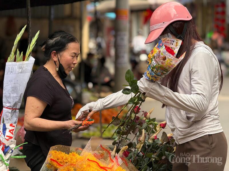 Hoạt động mua bán tại chợ Tết diễn ra sôi nổi.