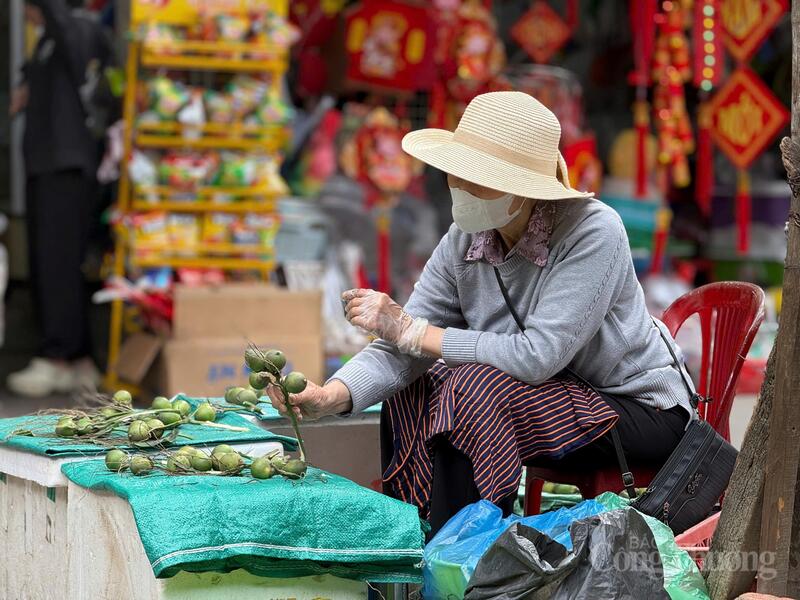 Phía sau người bán là câu chuyện mưu sinh của cả một năm.