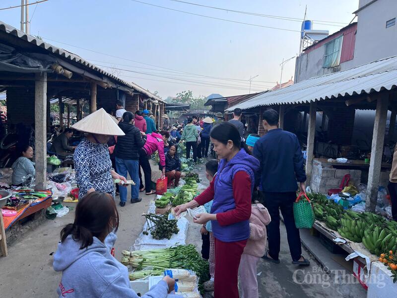 Chợ Tết quê tôi (xã Đông Thái Ninh, tỉnh Hưng Yên) sáng 29 Tết.