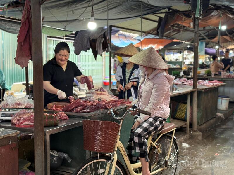 Chợ Tết là nơi để người ta vừa mua bán, vừa trò chuyện.
