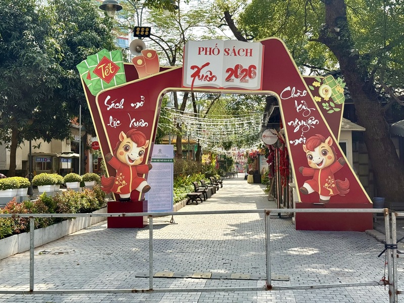 Không còn cảnh nhộn nhịp người mua sắm tại phố sách. Ảnh: Diệu Anh
