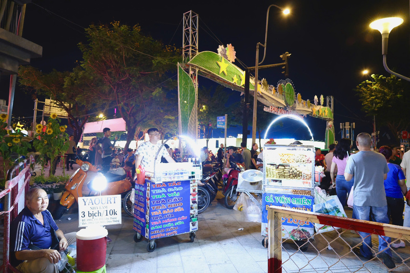 Các quầy hàng ăn vặt, nước giải khát dọc các tuyến đường cửa ngõ phục vụ nhu cầu của người dân đi chơi Tết. Ảnh: Minh Anh