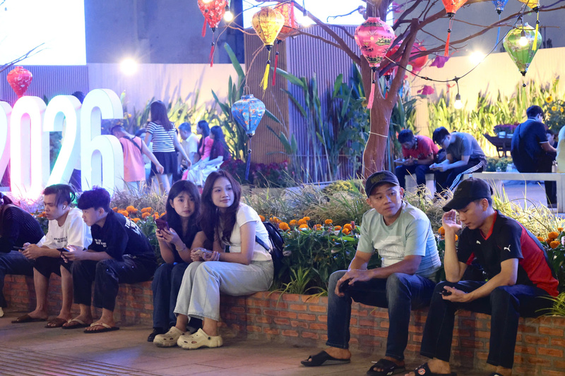 Người dân nán lại tại các khu vực, chờ đợi màn trình diễn pháo hoa lúc 0 giờ. Ảnh: Minh Anh