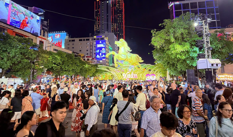 Biển người đổ về Đường hoa Nguyễn Huệ (phường Bến Nghé) tối 29Tết để tham quan và chờ đợi màn bắn pháo hoa nghệ thuật chào đón năm mới Bính Ngọ 2026. Ảnh: Thanh Minh.